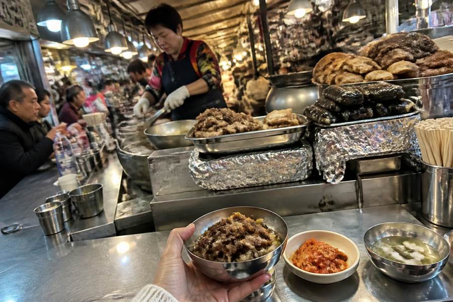 Gwangjang Market & Seoul's Best Street Food